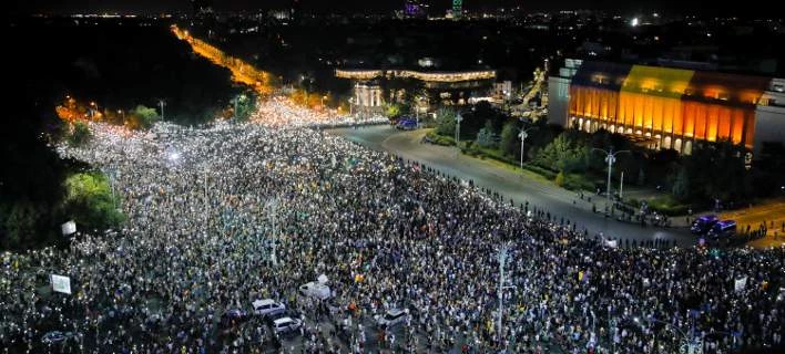 Χάος στη Ρουμανία: Στους δρόμους ξανά δεκάδες χιλιάδες πολίτες -Ζητούν παραίτηση της κυβέρνησης